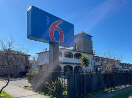Motel 6 Richmond CA Civic Center，位于里士满的酒店