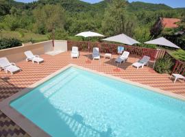 Holiday home with private pool near Sarlat，位于Carlux的酒店