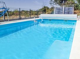 Stunning Home In La Souterraine With 4 Bedrooms, Wifi And Outdoor Swimming Pool，位于拉苏特兰的酒店