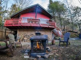 Cozy Winter Kabin + Hot Tub & Firepit，位于Huberdeau的别墅