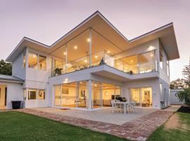 Stunning coastal home 5 bed amazing ocean views，位于邓斯伯勒的酒店
