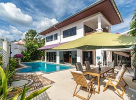 Villa Amaya, 2 Story Tropical Oasis with Green Hills View & Pool, Kamala Beach，位于卡马拉海滩的家庭/亲子酒店