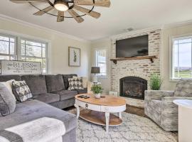 Mattituck Home with Fireplaces - Near Wineries，位于Mattituck的酒店