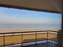 Large beachstudio seaview Blankenberge near Brugge，位于布兰肯贝赫的低价酒店