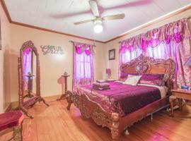 Cajun Stays - Cajun Hostel Cedar Crest - Mardi Gras Room，位于拉斐特的酒店