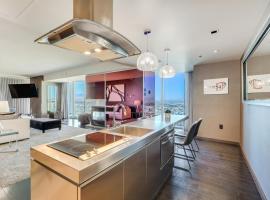 Vegas Palms HIGH 52nd fl. 1BDR corner penthouse 1220sqft，位于拉斯维加斯的公寓式酒店