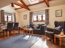 Bentra - Boutique Cottage at Harrys Cottages，位于Pen y Clawdd的度假屋