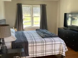 Hiker's Retreat modern 3 bedroom home with 2 baths