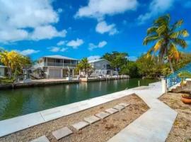 Boater's Dream House on the water 150' of Sea Wall，位于大松礁岛的别墅