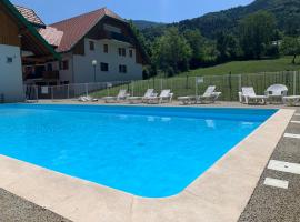 Petit cocon entre lac, golf et montagne, proche d'Annecy，位于日耶的酒店