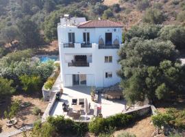 Villa Armonia in Crete, quiet with sea view & pool，位于Xirostérnion的酒店