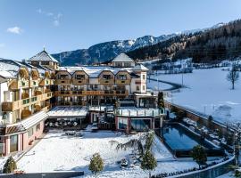 Tevini Dolomites Charming Hotel，位于科姆梅扎杜拉的酒店