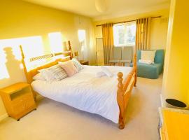 St Ives, King Bed Cosy home, parking, fast Wi Fi，位于圣艾夫斯的酒店