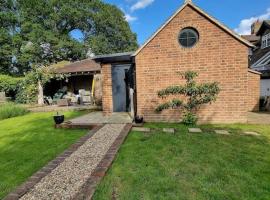 Garden Lodge close to Wakehurst and Kew Seed Bank Ardingly，位于阿丁莱韦克赫斯特庄园附近的酒店