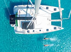 Croatia by Luxury Catamaran，位于斯普利特的船屋