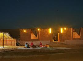 沙漠奇观营地酒店，位于Ḩawīyah的露营地