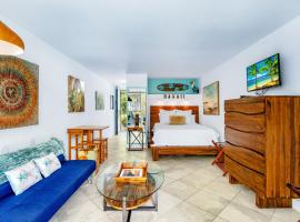 DOWNTOWN PARADISE GARDEN HOTEL CONDO with Hot Tub, Pool & Beach，位于科纳的公寓式酒店