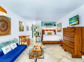 DOWNTOWN PARADISE GARDEN HOTEL CONDO with Hot Tub, Pool & Beach