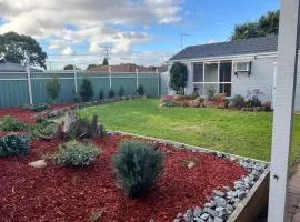 Yours 3 bedrooms house - Granny Flat Close to Park