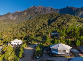 Sweeping Mountain View Retreat at La Cantane Villa，位于昆达桑的高尔夫酒店