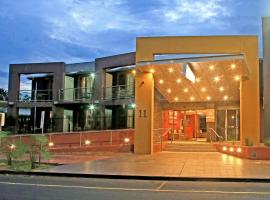 Stay at Alice Springs Hotel，位于艾利斯斯普林斯澳洲原住民梦幻时光美术馆附近的酒店