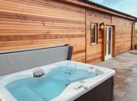 East Learmouth Lakeside Lodges - Larch Lodge，位于Cornhill-on-tweed的露营地
