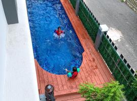 A home with private pool, KebunStorey，位于Tangga Batu的酒店