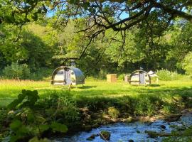 Exclusive Use Riverside Landpods at Wildish Cornwall，位于博德明的豪华帐篷营地