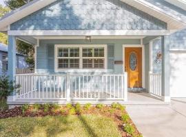 Modern, Upscale, and New Blue Bungalow in the heart of Downtown St Augustine，位于圣奥古斯丁的乡村别墅