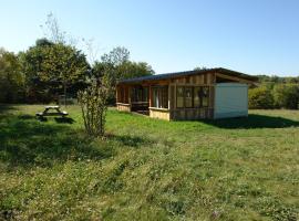 Mobile Home auf Campingplatz mit Naturbadesee，位于Parsac的露营地