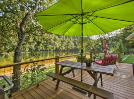 Cozy Waterfront Cottage with Deck on White River!，位于Cotter的酒店