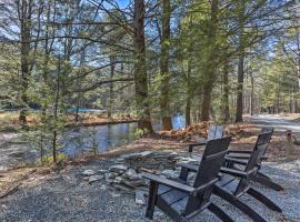 Shohola Waterfront Cabin with Deck, Grill and Fire Pit，位于Shohola的别墅