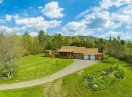 Log Home w Mountain Views Near Windham & Hunter Ski Resorts，位于Maplecrest的酒店