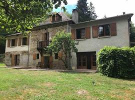 Ancient Mill with Beautiful Lake and Streams，位于Les Riffes的酒店