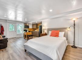 The Nest Yellow Door，位于Lake Junaluska的酒店