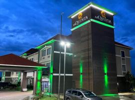 阿尔瓦拉多拉昆塔套房酒店 ，位于Alvarado的酒店