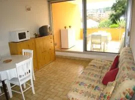 Studio climatisé avec coin nuit et terrasse plein Sud, 10 m², parking inclus - FR-1-100-194