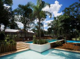 拉米西翁摩可拿酒店 - 丛林小屋，位于萨尔多斯德莫克纳的木屋