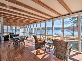 Stunning Seneca Home with Lake Keowee Access!，位于塞尼卡的酒店