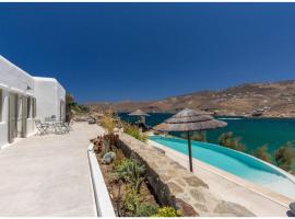 Elite Mykonos Villa - Villa Roxane - Private Pool - 6 Bedrooms - Beachfront - Ftelia，位于Dexamenes的酒店