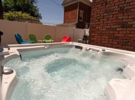 Downtown Retreat, Hot Tub, Firepit, Grill，位于密歇根城的带泳池的酒店