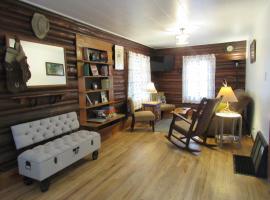 Comfy log cabin in walking distance of downtown，位于科迪的酒店