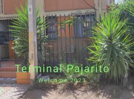 Terminal Pajarito，位于圣地亚哥阿劳科迈普购物中心附近的酒店