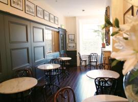 8号联排别墅住宿加早餐旅馆，位于伦敦德里的酒店