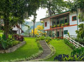 Hacienda Charrascal Coffe Farm，位于马尼萨莱斯的酒店