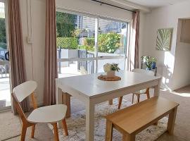 family friendly 3BR flat - 3min walk to the beach - self contained，位于奥克兰的酒店
