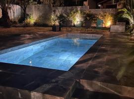 Rez-de-chaussée indépendant avec piscine，位于圣玛丽La Vanilleraie Domaine du Grand Hazier附近的酒店