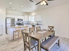 Modern Kingman Vacation Rental, 5 Mi to Dtwn!，位于金曼的度假短租房