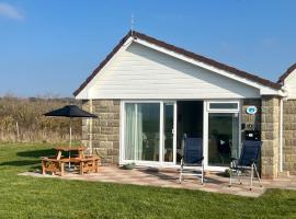 BAYVIEW self-catering coastal bungalow in rural West Wight，位于淡水的乡村别墅