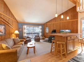 Peak 8 Village Retreat Condo: Great Year-Round Location，位于布雷肯里奇的酒店